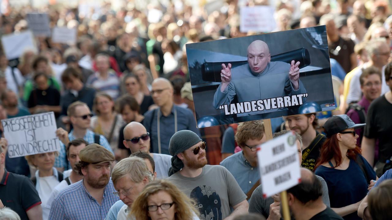 Demonstranten protestieren am 1.8.2015 in Berlin gegen den Vorwurf des Landesverrats, der zu Ermittlungen gegen die Journalisten des Blogs netzpolitik.org geführt hat.