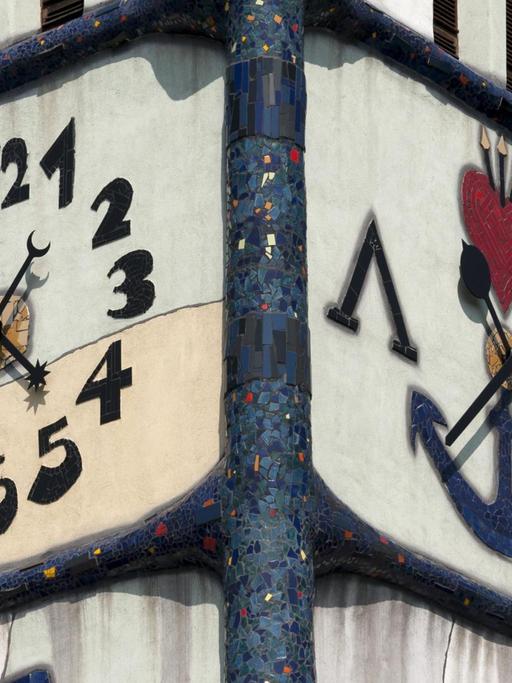 Uhr der St. Barbara-Kirche, von Hundertwasser entworfen, Bärnbach, Steiermark in Österreich.