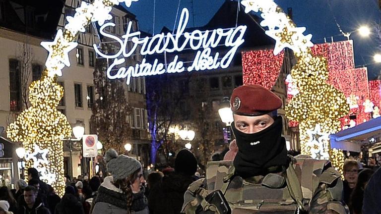 Soldat vor dem Straßburger Münster während des Weihnachtsmarktes 2015