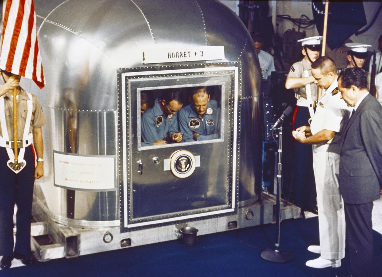US-Präsident Richard Nixon empfängt die Apollo 11-Crew auf dem Flugzeugträger USS Hornet