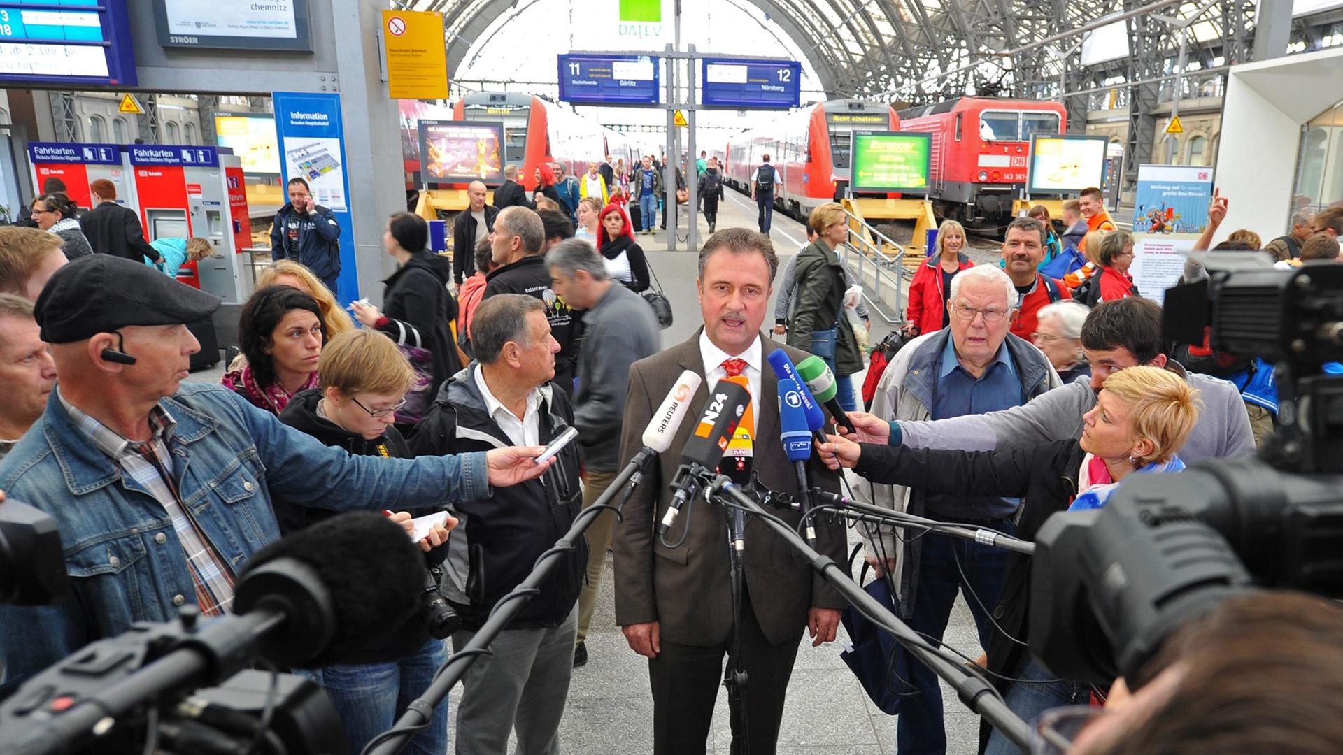 Der Bundesvorsitzende der Gewerkschaft Deutscher Lokomotivführer (GDL), Claus Weselsky (M), gibt am 17.10.2014 in Dresden (Sachsen) auf dem Hauptbahnhof ein Pressestatement zu neuen Streiks am Wochenende