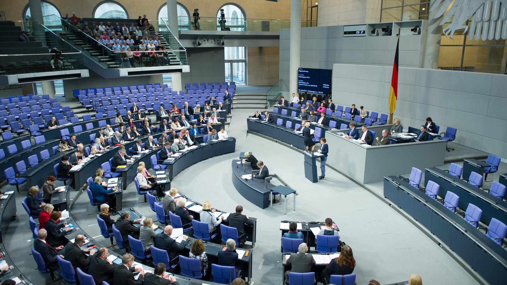 Das Plenum des Bundestags bei der Debatte über die Pflegereform am 17.10.2014.
