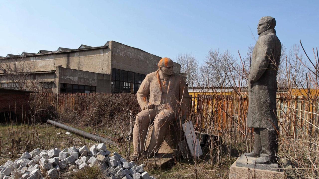 Lenin und andere kommunistische Statuen auf einem Depotgelände bei Silven in Bulgarien.