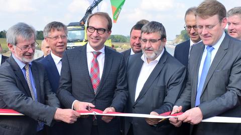 Thüringens Verkehrsminister Christian Carius (r, CDU) und Bundesverkehrsminister Alexander Dobrindt (3.v.l, CSU) geben die sechsspurig ausgebauten A9 für den Verkehr frei.