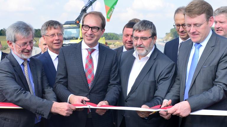 Thüringens Verkehrsminister Christian Carius (r, CDU) und Bundesverkehrsminister Alexander Dobrindt (3.v.l, CSU) geben die sechsspurig ausgebauten A9 für den Verkehr frei.