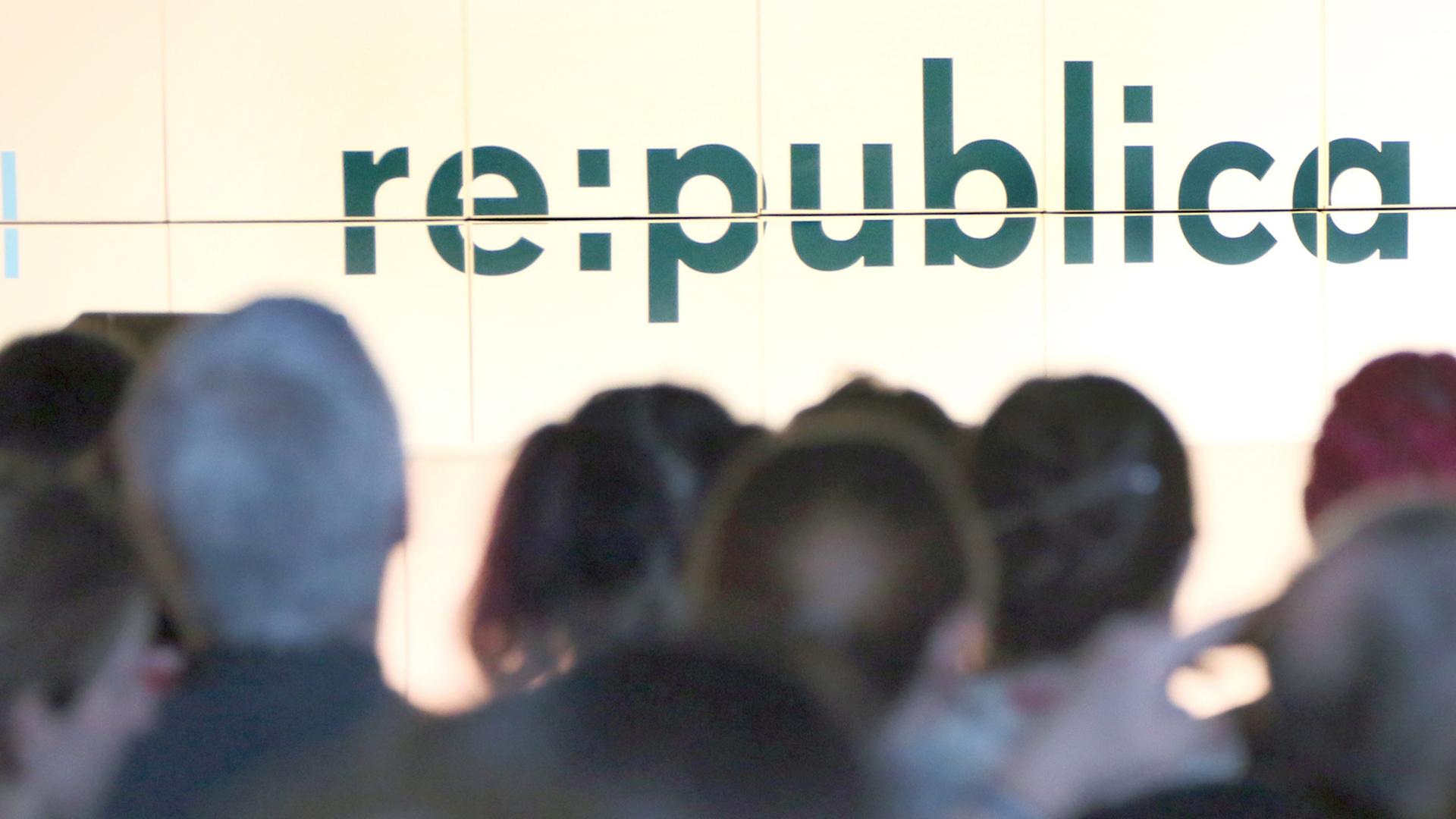 Besucher der Internetkonferenz Re:publica in Berlin