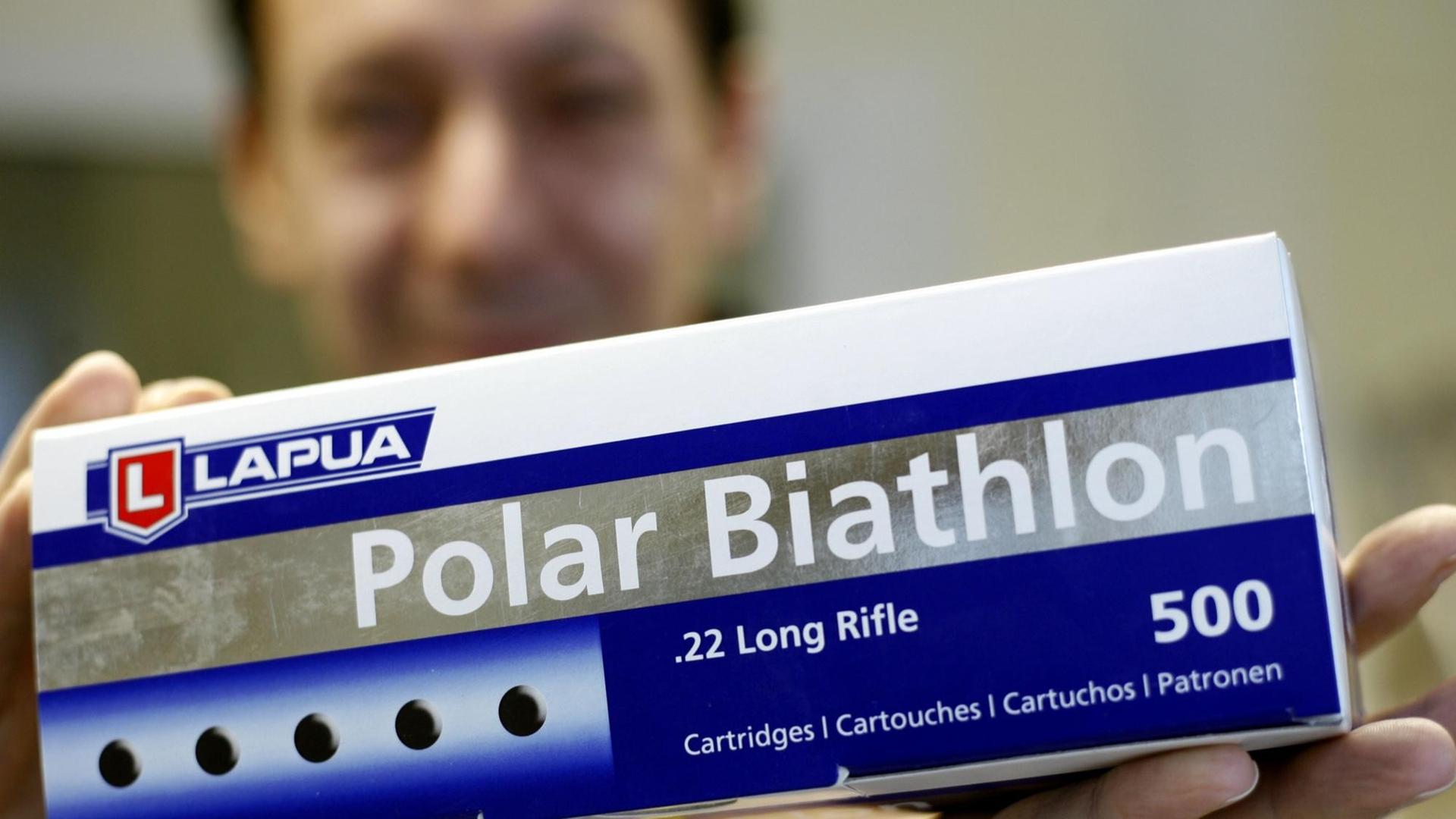 Servicetechniker Heiko Weidner von der Lapua GmbH in Schönebeck (Salzlandkreis) präsentiert eine handelsübliche Packung mit Munition für Biathleten, aufgenommen am 14.01.2009. Sportschützen, Biathleten und Jäger aus 60 Ländern schießen mit Schönebecker Munition.