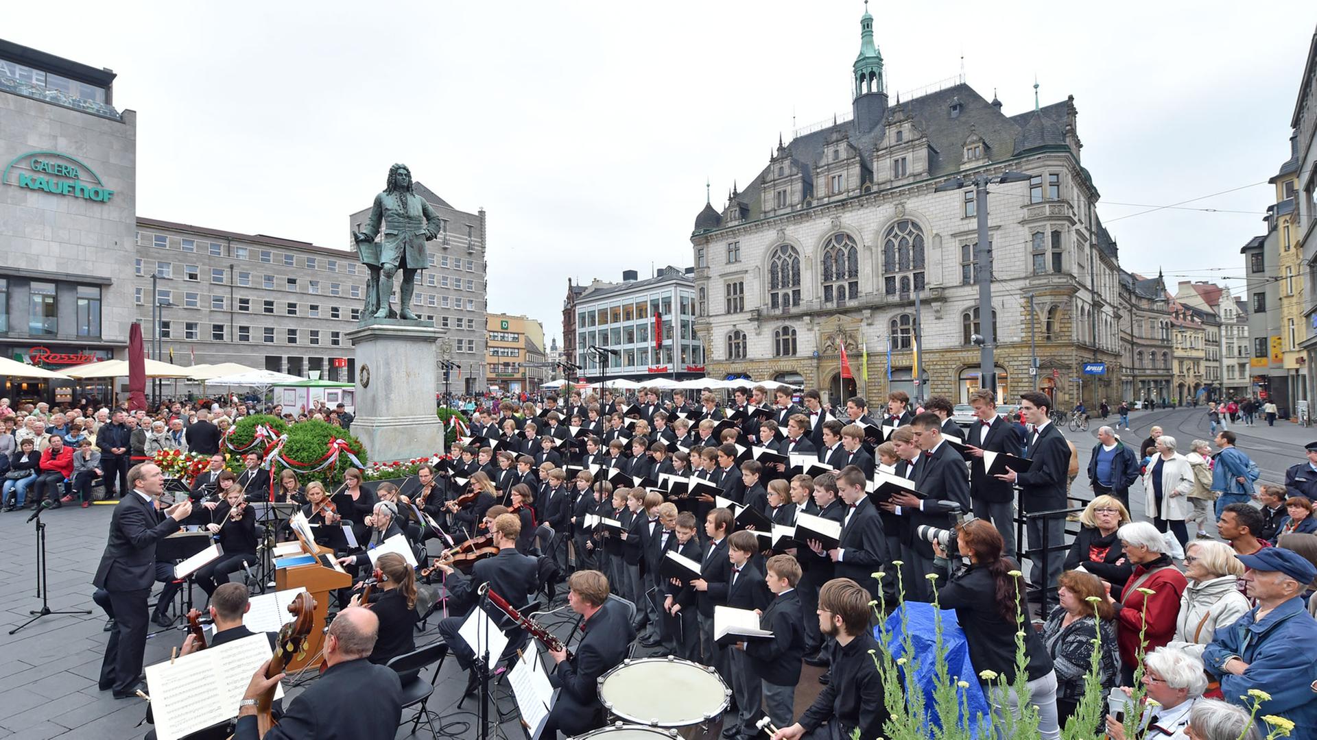 Der Stadtsingechor unter der Leitung von Clemens Flämig (l.) auf dem Markt in Halle/Saale am 27. Mai 2016.