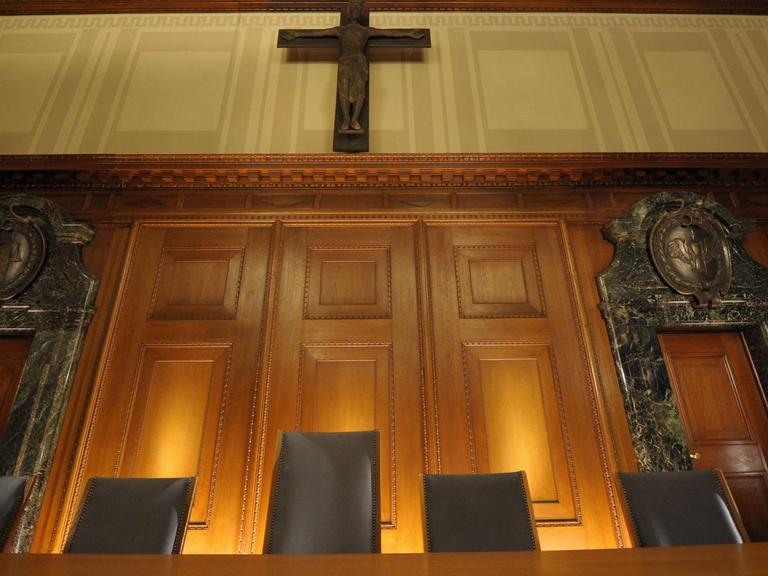 Die Richterbank im Saal 600, dem Gerichtssaal im Prozess gegen NS-Kriegsverbrecher 1945-1949