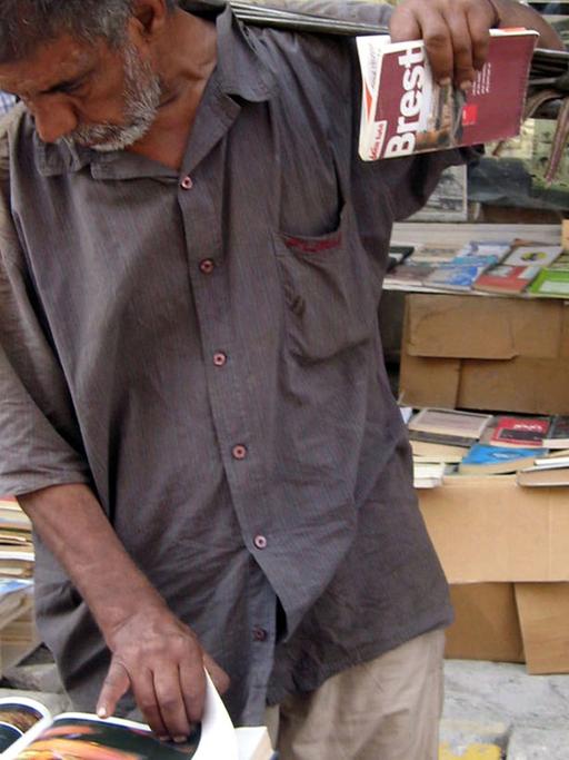 Ein Iraker auf dem freitäglichen Buch-Markt im Zentrum von Bagdad (2014)