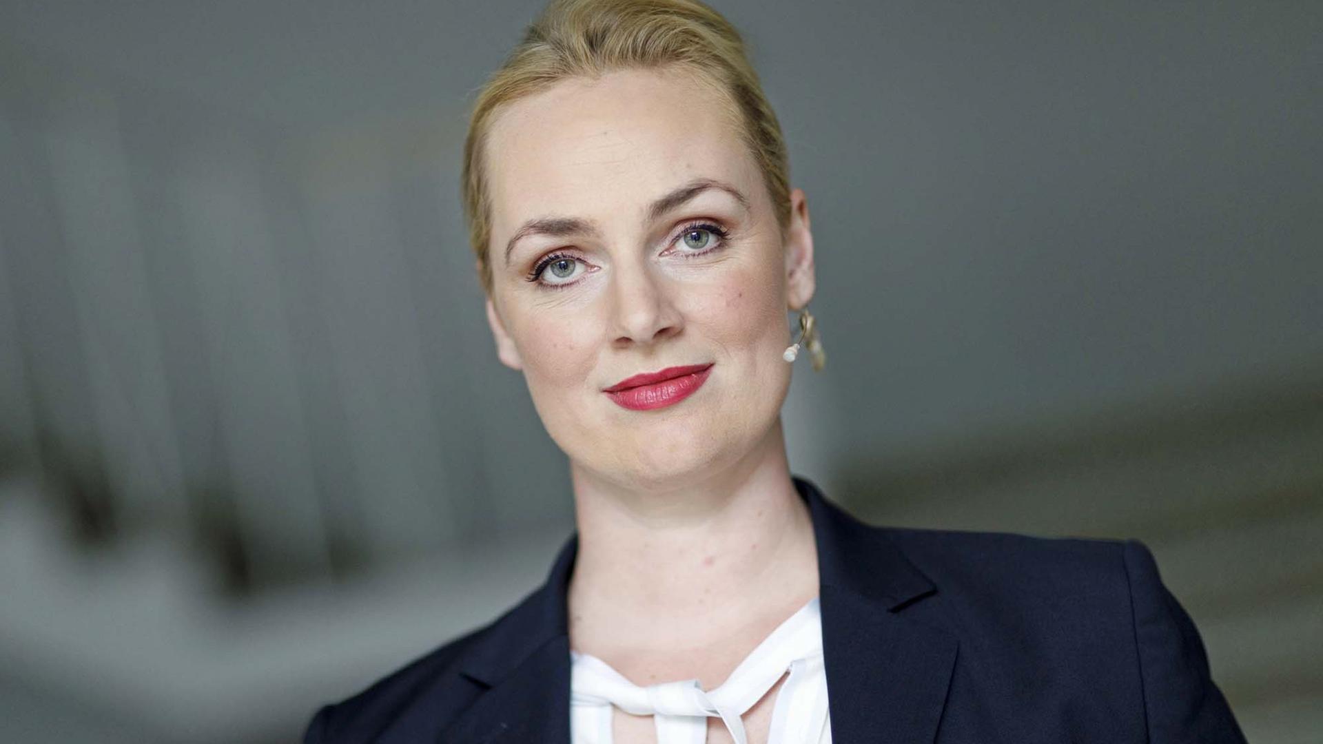 Elisabeth Wehling posiert auf der phil.cologne 2019 in Köln für ein Foto.