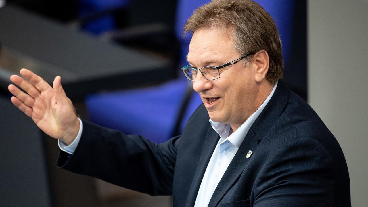 Ralph Lenkert spricht während einer Plenarsitzung des Deutschen Bundestages.