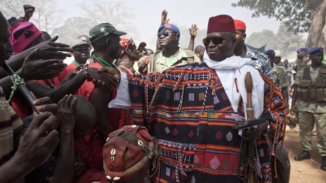 Yahya Jammeh begrüßt seine Anhänger in seinem Geburtsort Kanilai in Gambia.