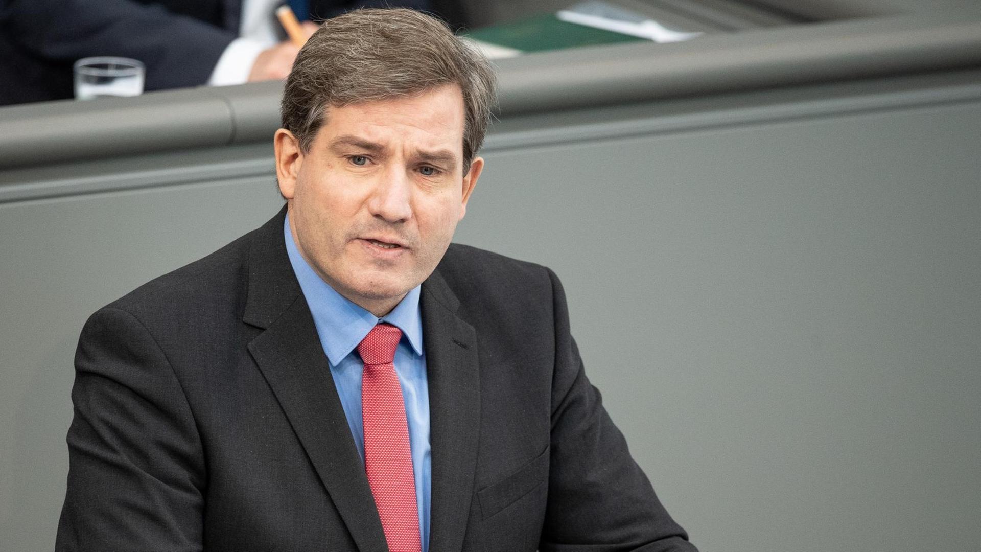 Metin Hakverdi (SPD), Bundestagsabgeordneter, spricht während einer Plenarsitzung des Deutschen Bundestages. Metin Hakverdi (SPD), Bundestagsabgeordneter, spricht während einer Plenarsitzung des Deutschen Bundestages.