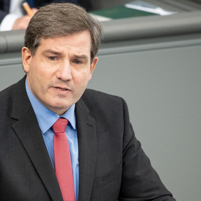 Metin Hakverdi (SPD), Bundestagsabgeordneter, spricht während einer Plenarsitzung des Deutschen Bundestages in Berlin im September 2018.