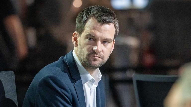 Johannes Vogel, neuer FDP-Vizevorsitzender, sitzt beim Bundesparteitag auf dem Podium.
