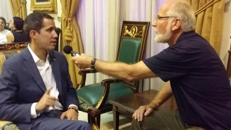 Der selbsternannte venezolanische Übergangspräsident Juan Guaidó im Gespräch mit Dlf-Korrespondent Burkhard Birke