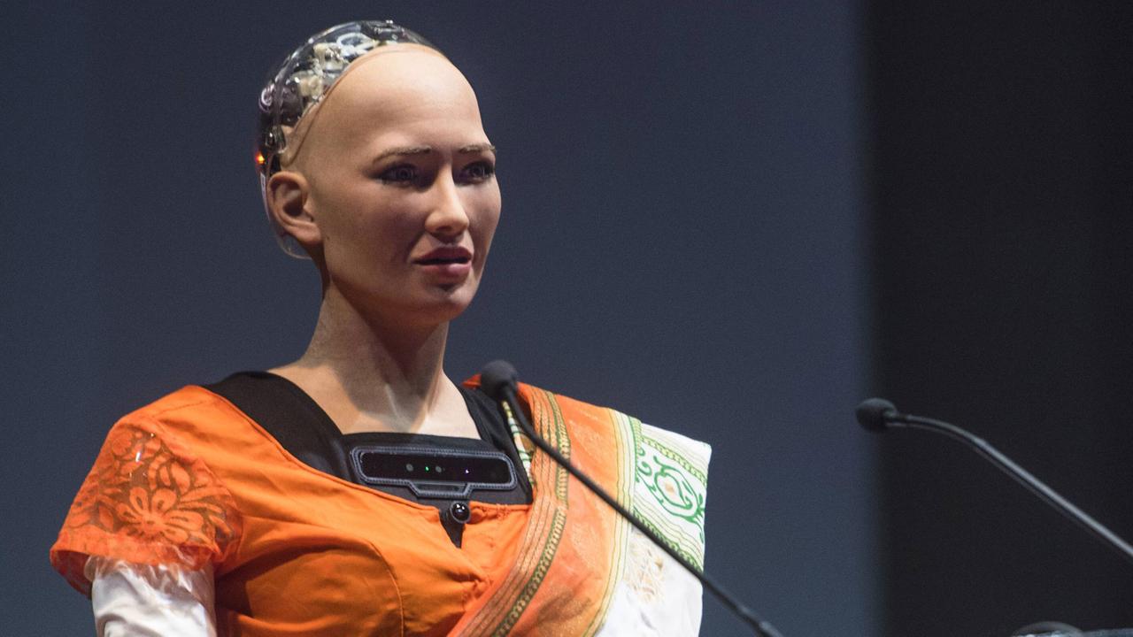 Mumbai, Indien: Die Roboterfrau Sofia hat am 30.12.17 ihren ersten Auftritt am Indischen Technologie Institut Bombay (IIT-B) während des Techfestes 2017.
