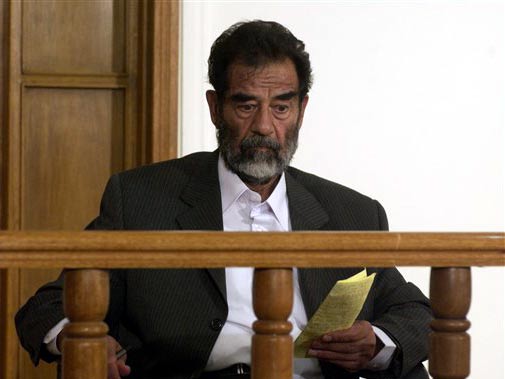 Ex-Staatschef Saddam Hussein vor dem irakischen Haftrichter, 1.7.2004