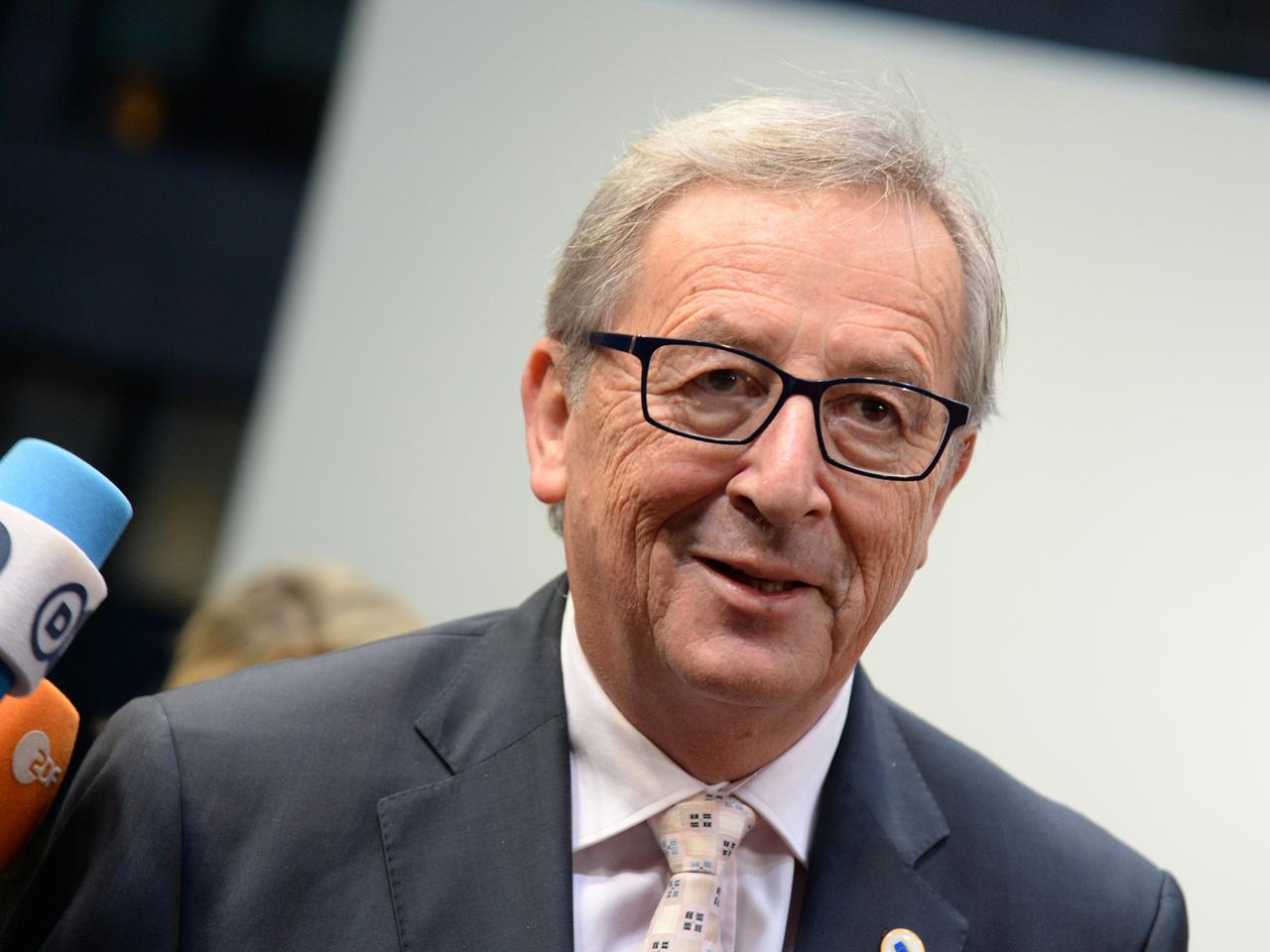 Jean-Claude Juncker lacht.