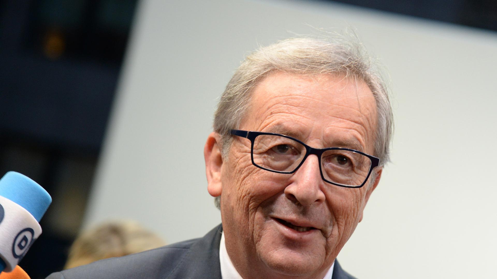 Jean-Claude Juncker lacht.