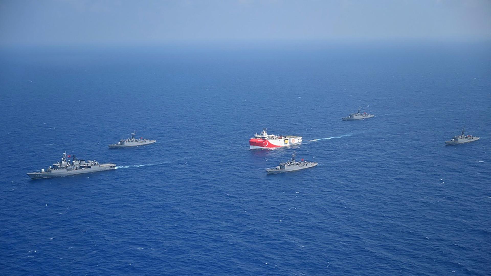 Türkische Kriegsschiffe eskortieren das türkische Schiff Oruc Reis.