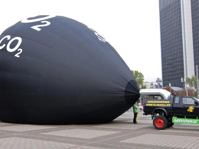 Vor dem Congress Center an der Messe Frankfurt haben Greenpeace-Demonstranten zur IAA effektvoll gegen den CO2-Ausstoß großer Fahrzeuge demonstriert.