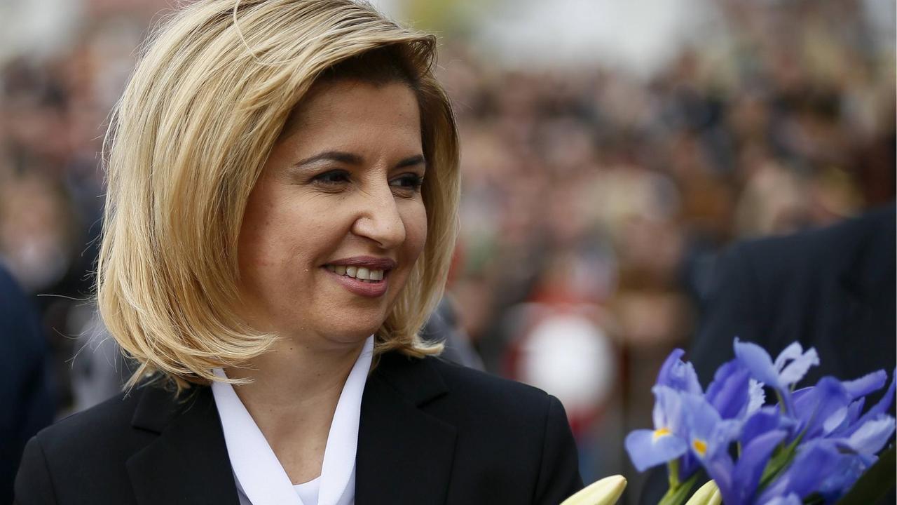 Irina Vlah, Regierungschefin der autonomen Region Gagausien in der Republik Moldau, mit einem Blumenstrauß in der Hand