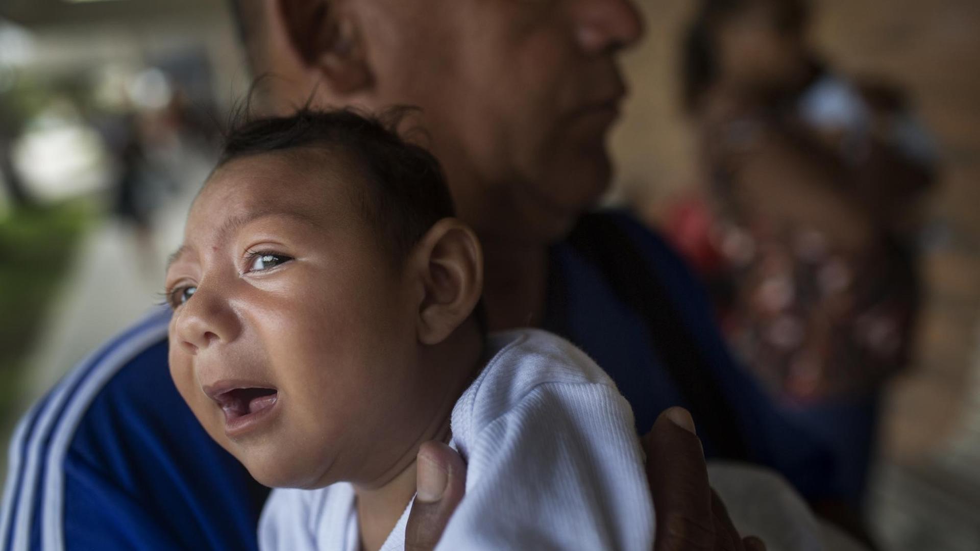 Joao Batista hält am 20.01.2016 seine einen Monat alte Tochter Alice Vitoria in Recife (Brasilien) im Arm, die an Mikrozephalie erkrankt ist.