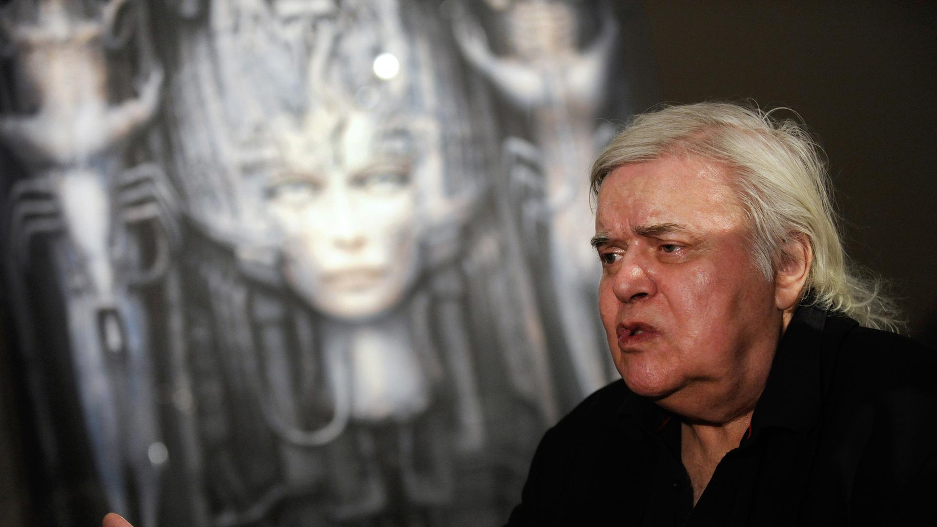 Der Schweizer Künstler H. R. Giger vor einem seiner Entwürfe.