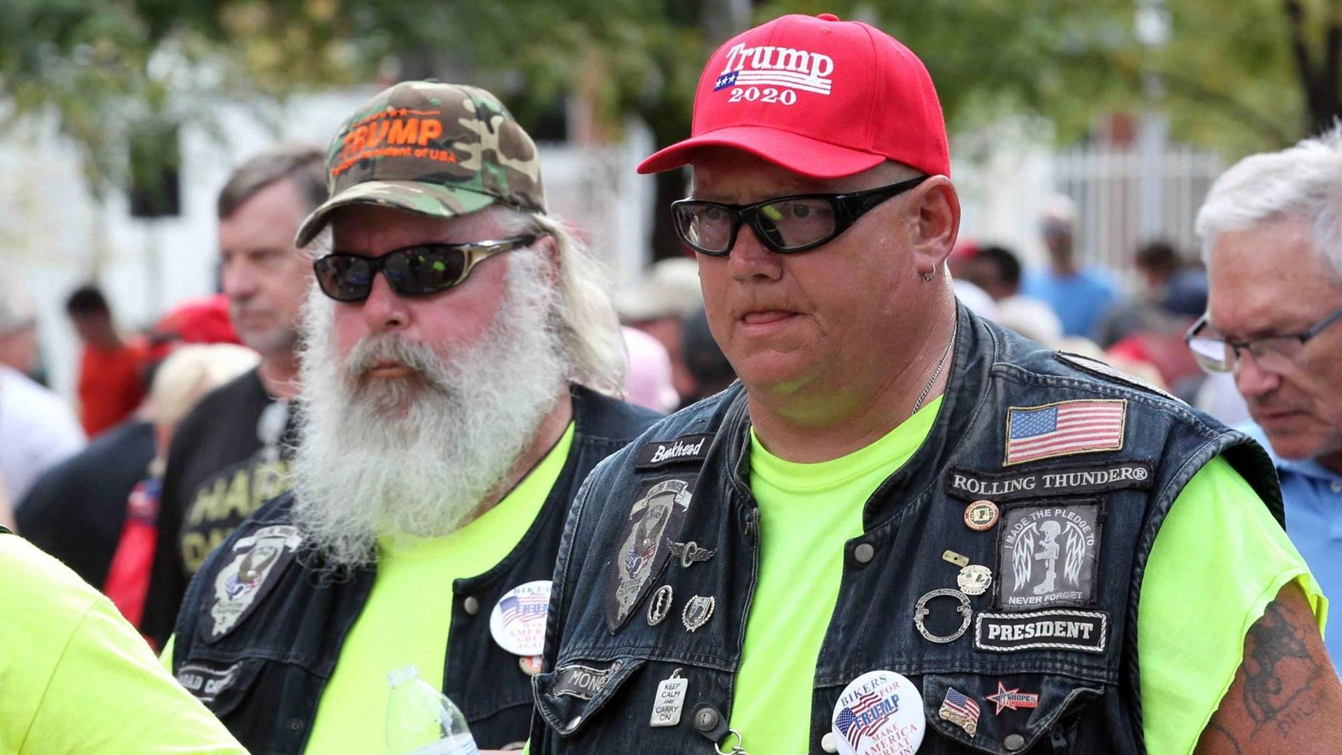 Trump-Fans mit Trump-Käppis, Sonnenbrillen und Biker-Westen