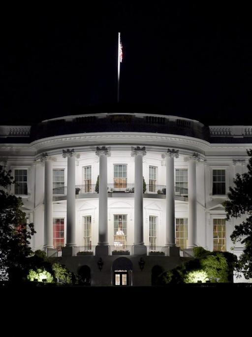 Eine nächtliche Aufnahme des Weißen Hauses.