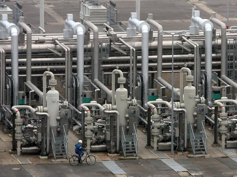 Blick auf ein Leitungssystem auf das Erdgasspeichergelände im niedersächsischen Rehden