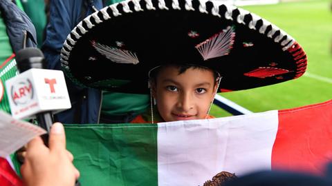 Ein junger Fan während des Trainings der mexikanischen Fußball-Nationalmannschaft vor der WM 2018.