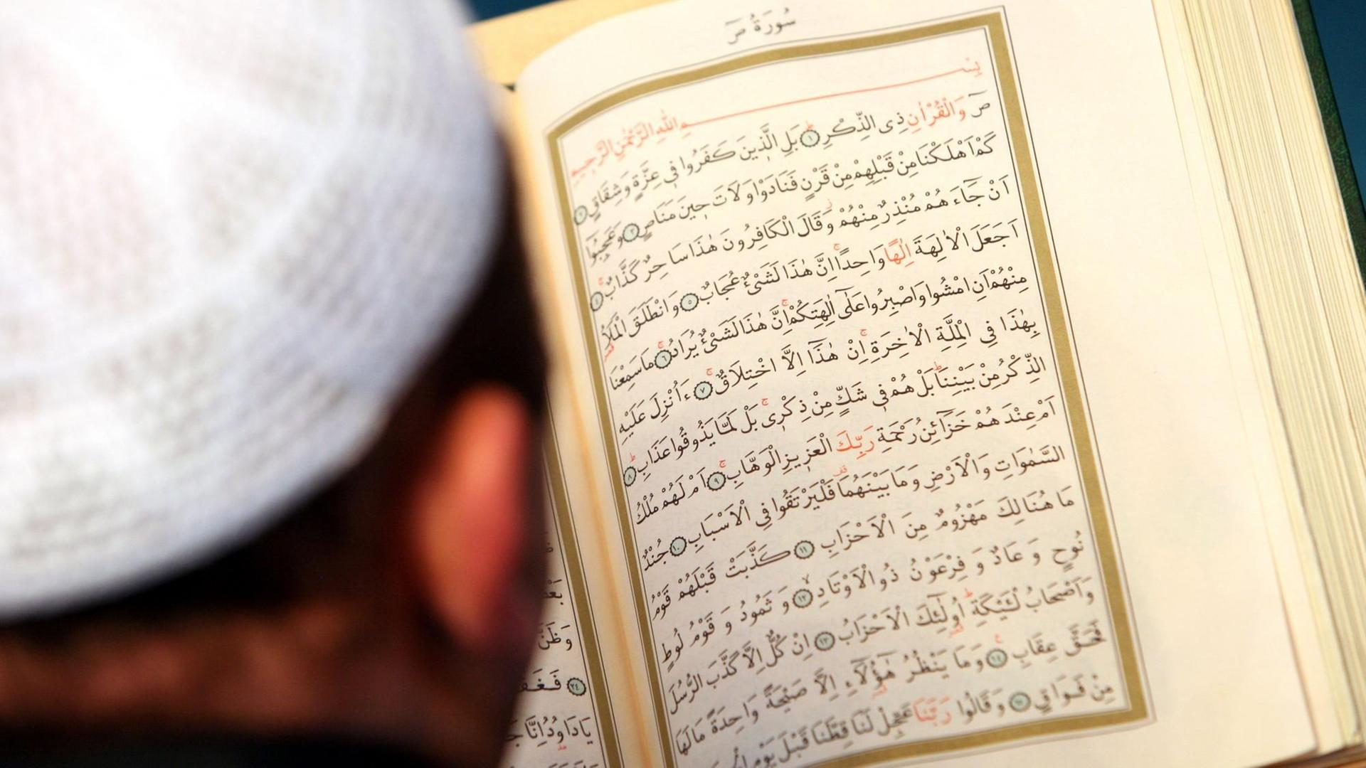 Ein Mann liest in einer Moschee.