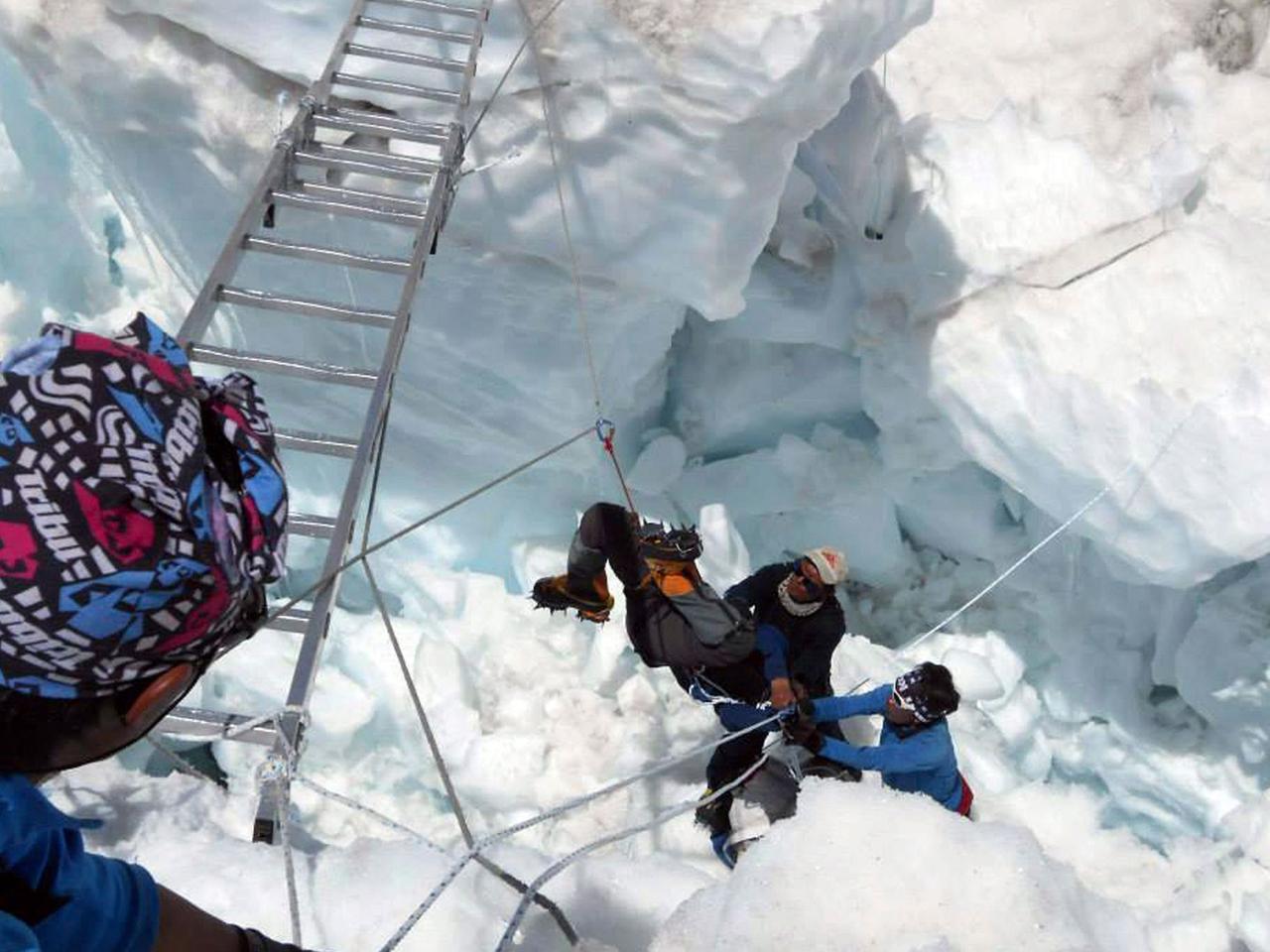 Rettungskräfte bergen Überlebende des Unglücks am Mount Everest.