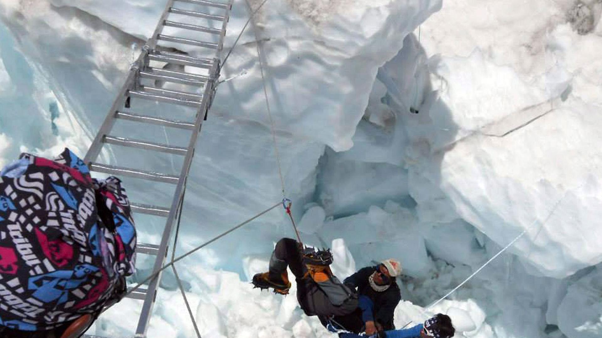 Rettungskräfte bergen Überlebende des Unglücks am Mount Everest.