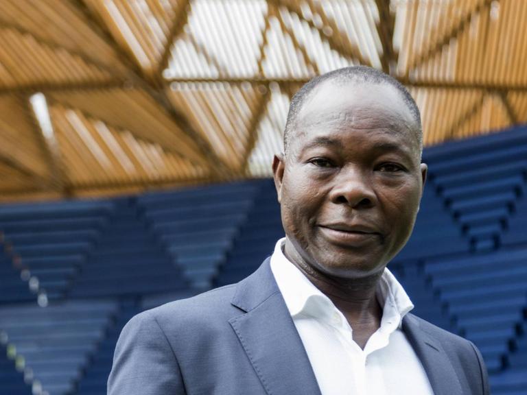 Architekt Francis Kéré vor seinem Serpentine Pavilion in London. Bild: imago/Bettina Strenske.