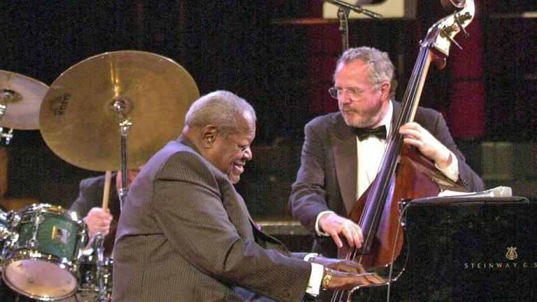 Jazz-Pianist Oscar Peterson und Bassist Nils Henning Orsted-Petersen (r) treten am 7.5.2000 auf dem Jazz-Festival in Bern auf.