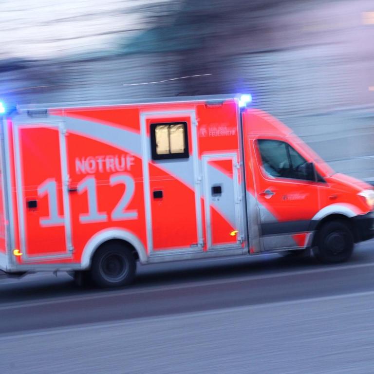 Ein Notarztwagen fährt in Berlin im Stadtteil Mitte am 01.03.2018 mit Blaulicht über eine Hauptstraße.