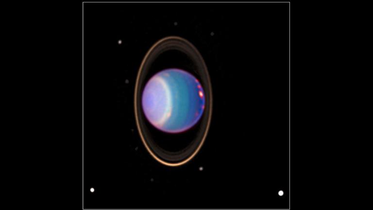 Der Planet Uranus mit Miranda (links) und Ariel (rechts) sowie weiteren Monden