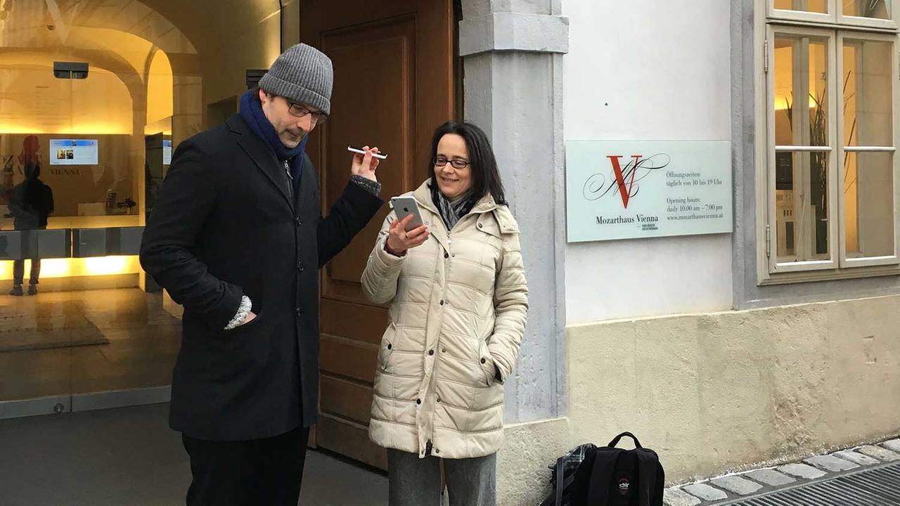 Johannes Kapeller und Gabriele Fröschl von der Österreichischen Metdiathek testen ihren akustischen Onlinestadtplan in Wien vor dem Mozarthaus.