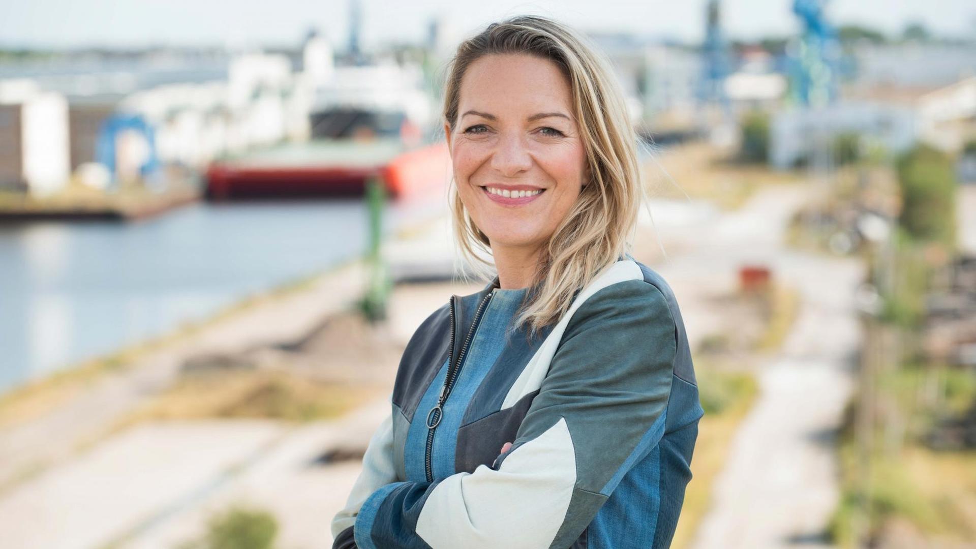 Antje Boetius steht vor einem Hafen-Gelände Antje Boetius steht vor einem Hafen-Gelände