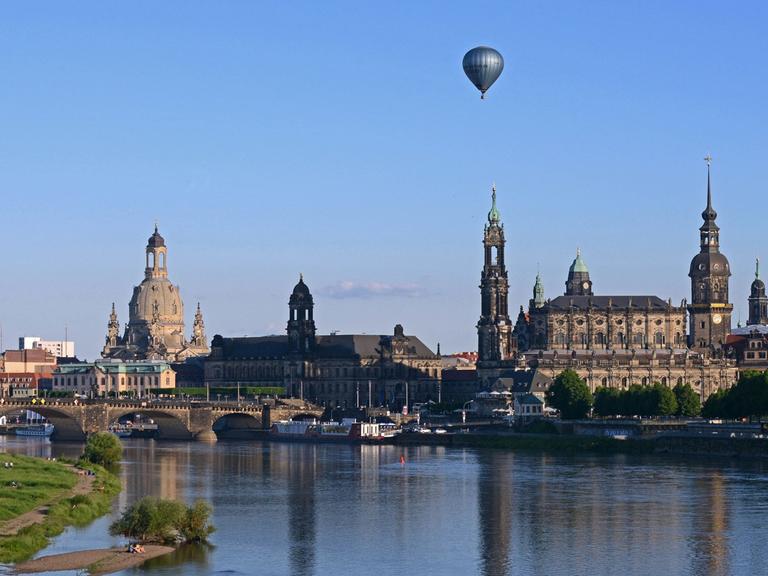 Blick auf Dresdens Stadtzentrum am Abend. 