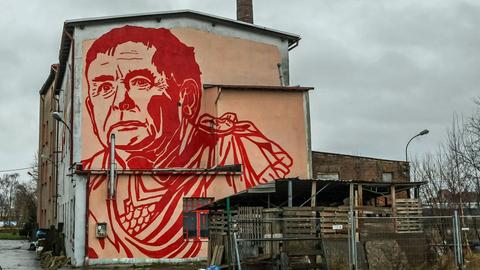 Danzig in Polen: Ein blutrotes Wandbild auf einer Hausfassade zeigt den Vorsitzenden der Regierungspartei PiS, Jaroslaw Kaczynski in einer römischen Toga als Julius Cäsar.