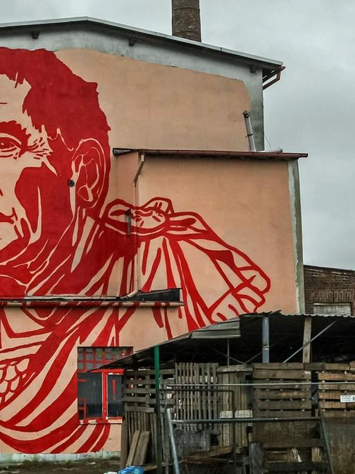 Danzig in Polen: Ein blutrotes Wandbild auf einer Hausfassade zeigt den Vorsitzenden der Regierungspartei PiS, Jaroslaw Kaczynski in einer römischen Toga als Julius Cäsar.