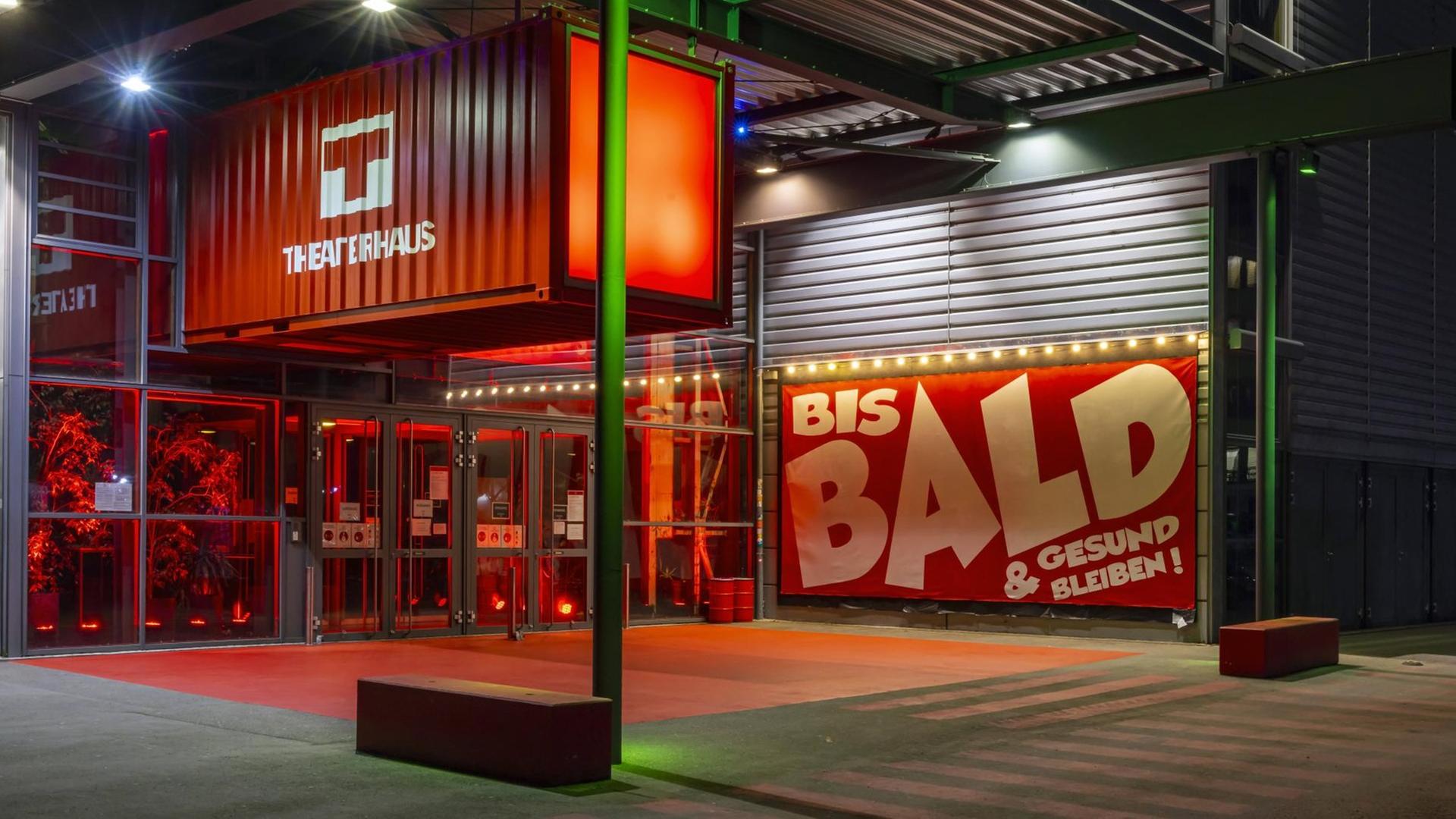 Das während der Pandemie geschlossen Theaterhaus Stuttgart am Abend. Bis bald und gesund bleiben steht auf dem heruntergelassenen Eingangstor.