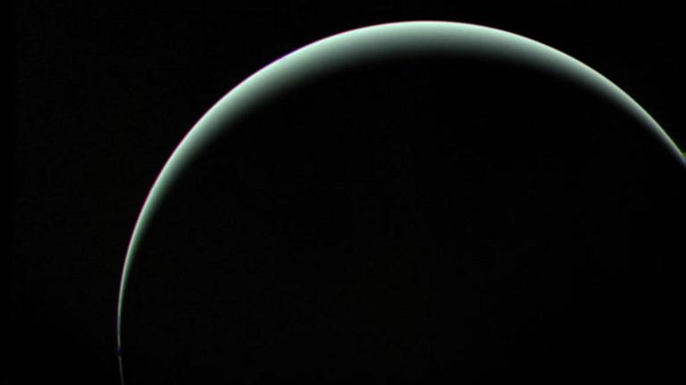 Sichel des Planeten Uranus, aufgenommen von der Raumsonde "Voyager 2".