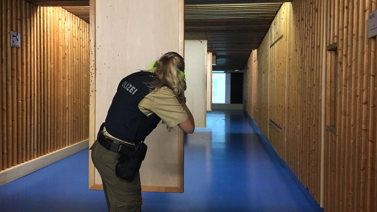 Polizistin Franziska Altenröder beim Schießtraining