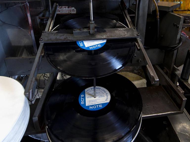Platten des Labels Blue Note werden gepresst.
